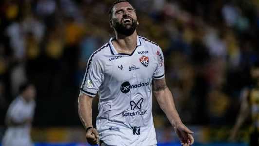 Léo Gamalho, atacante do Vitória, marcou o primeiro gol do Leão no jogo