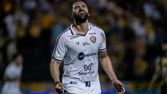Léo Gamalho, atacante do Vitória, marcou o primeiro gol do Leão no jogo