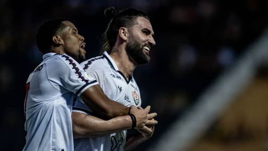 Léo Gamalho, atacante do Vitória, marcou o gol do empate rubro-negro