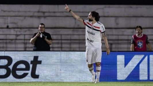 Léo Gamalho, do Botafogo-SP, em partida contra o América, na Série B do Campeonato Brasileiro