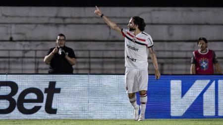 Léo Gamalho, do Botafogo-SP, em partida contra o América, na Série B do Campeonato Brasileiro