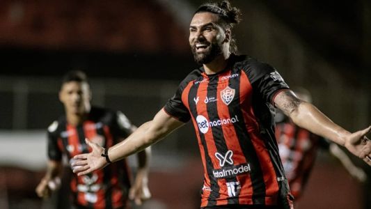 Léo Gamalho marcou o primeiro gol do jogo neste domingo (15)