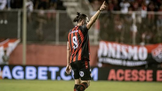 Léo Gamalho voltou a marcar com a camisa do Vitória