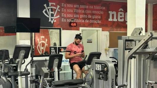 Léo Gamalho voltou aos trabalhos no Vitória