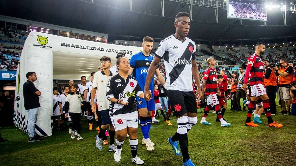 Capitão do Vasco, Léo abre diálogo com torcedores em protesto; veja o vídeo
