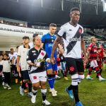 Capitão do Vasco, Léo abre diálogo com torcedores em protesto; veja o vídeo