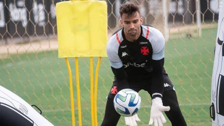 Léo Jardim está pendurado com dois cartões amarelos e pode desfalcar se receber o terceiro