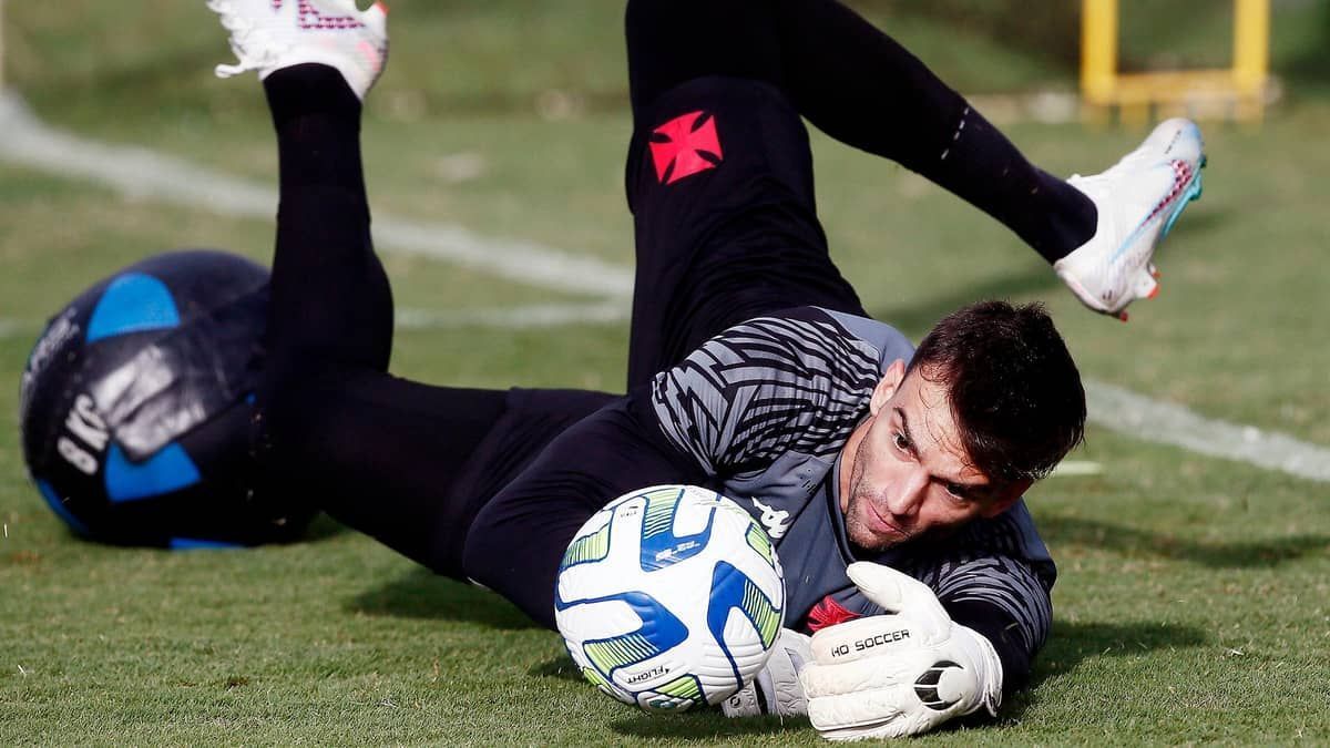 Ídolo do Vasco aprova desempenho de Léo Jardim como titular