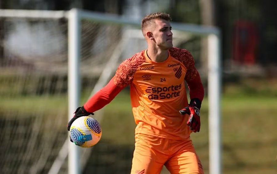 Botafogo recebe sinal positivo do Athletico-PR e encaminha contratação de Léo Linck