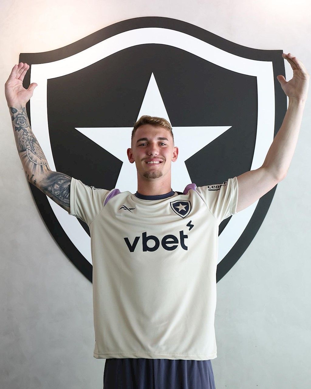Botafogo anuncia a contratação do goleiro Léo Linck, ex-Athletico-PR