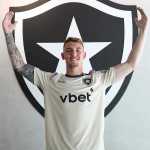 Botafogo anuncia a contratação do goleiro Léo Linck, ex-Athletico-PR