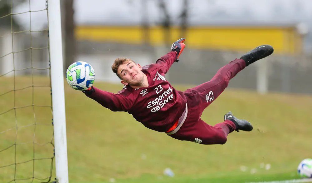 Botafogo abre negociações com o Athletico-PR por substituto de Gatito Fernández