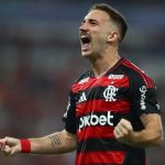 Flamengo vence, assume liderança do Carioca e complica o Botafogo