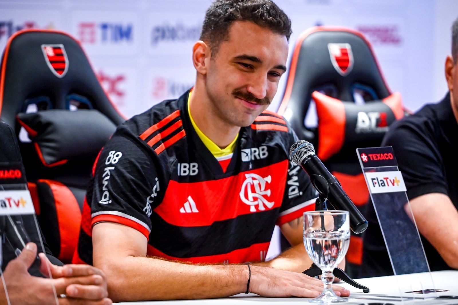 Após longa novela, Léo Ortiz é apresentado oficialmente no Flamengo