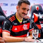 Após longa novela, Léo Ortiz é apresentado oficialmente no Flamengo