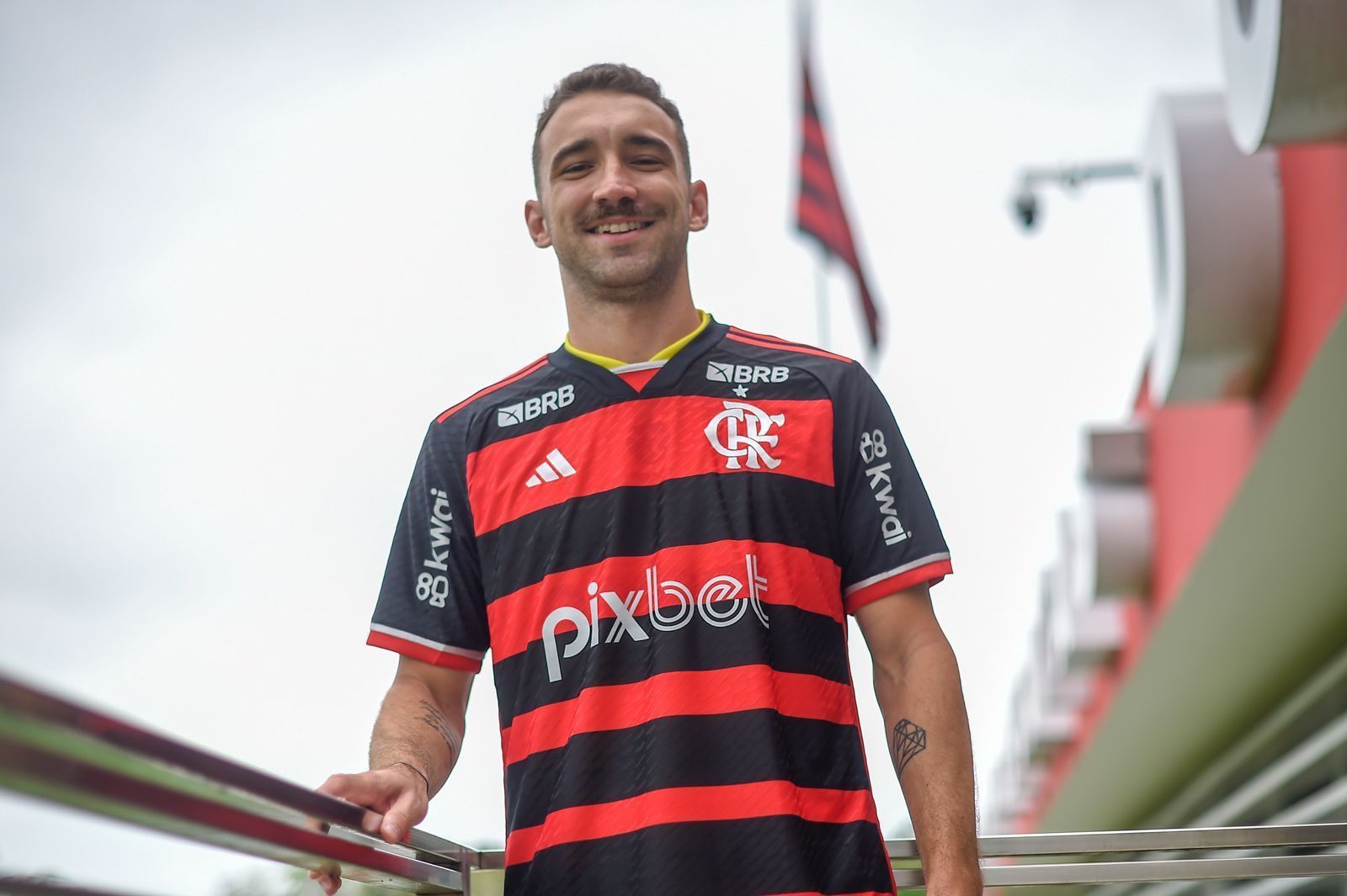 Léo Ortiz treina entre os titulares e deve ser novidade no Flamengo