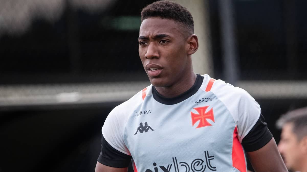 Léo pede que autoridades liberem o Vasco para receber torcida