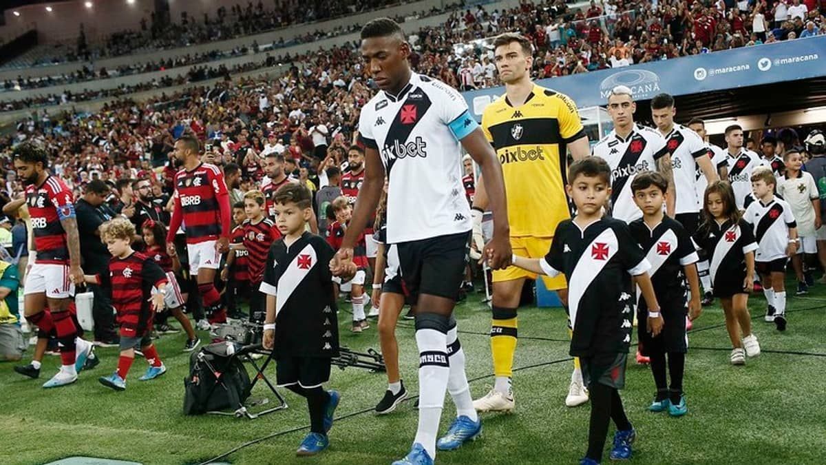Vasco e Flamengo escalados com novidades para o clássico no Brasileiro