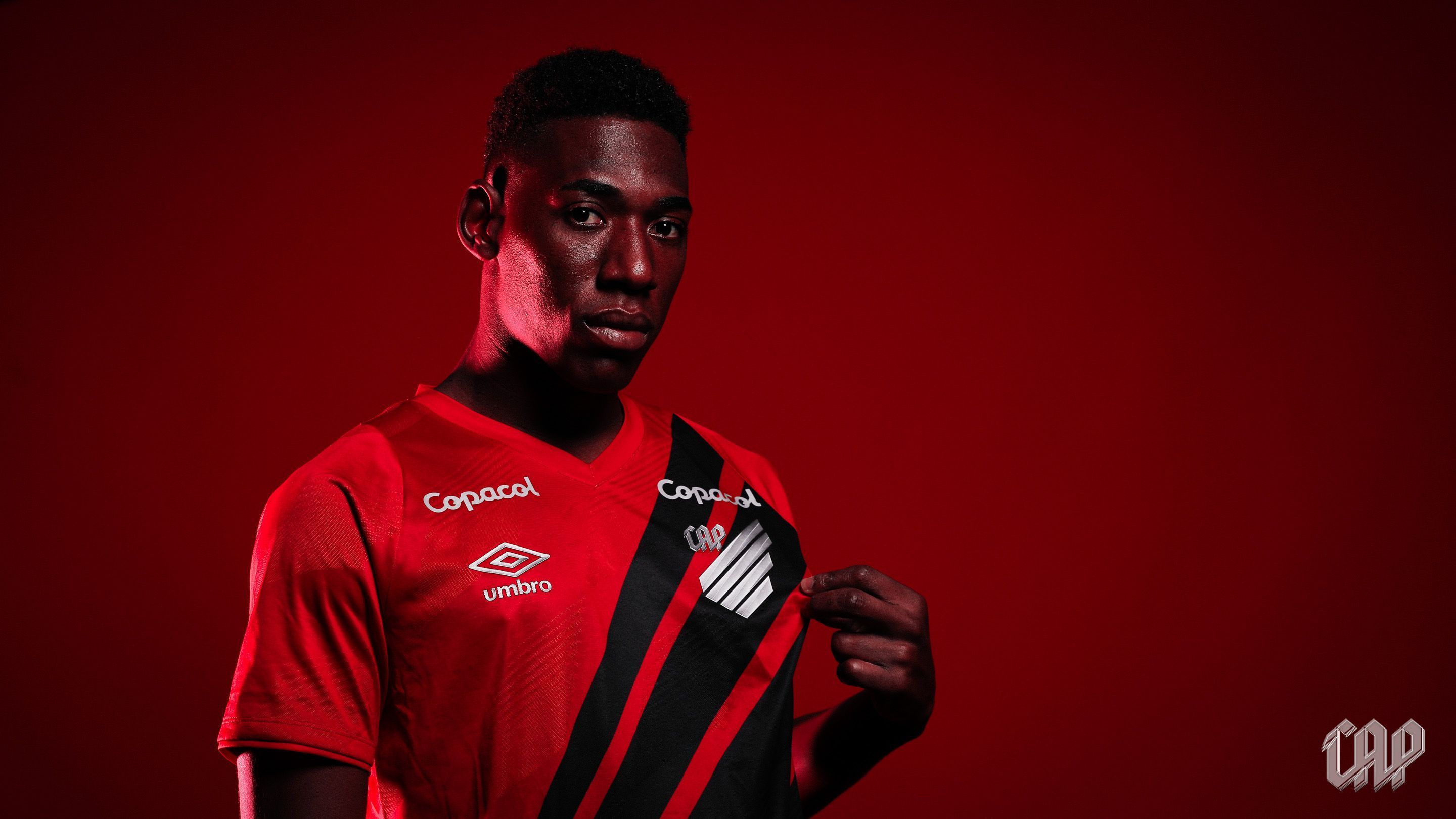Athletico-PR oficializa a contratação do zagueiro Léo, do Vasco