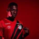 Athletico-PR oficializa a contratação do zagueiro Léo, do Vasco