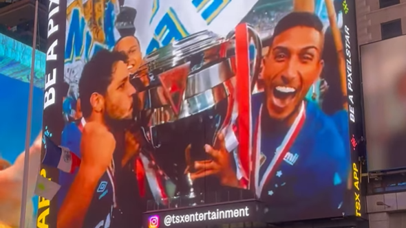 Ídolo do Cruzeiro tem títulos pelo clube exibidos na Times Square; assista