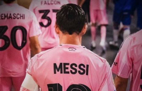 Lionel Messi na entrada do Inter Miami a campo para disputa do Mundial de Clubes da Fifa