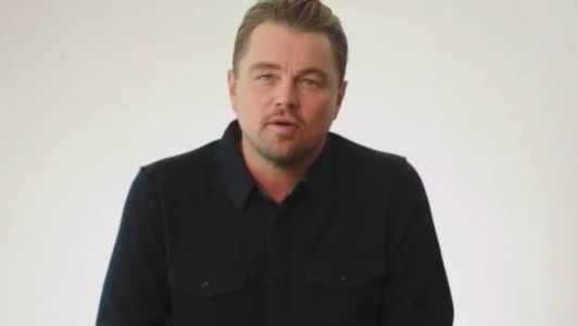 Leonardo DiCaprio, ator de 48 anos, foi fotografado em momento íntimo com namorada