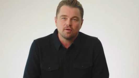 Leonardo DiCaprio, ator de 48 anos, foi fotografado em momento íntimo com namorada