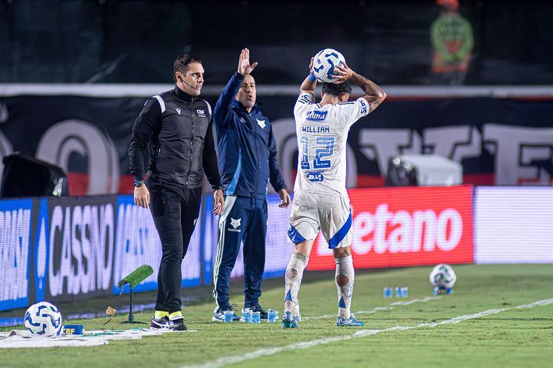Jardim detona gramado e aponta erro do árbitro na expulsão de Eduardo em Vitória x Cruzeiro