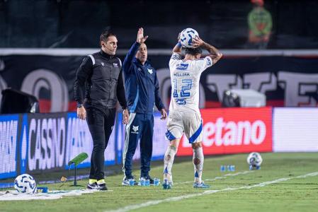 Leonardo Jardim disparou contra arbitragem e gramado do Barradão