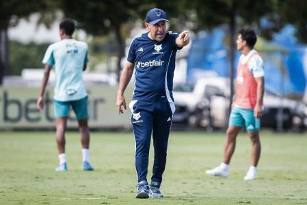 Leonardo Jardim prepara o Cruzeiro para intensa sequência após semanas sem jogos oficiais
