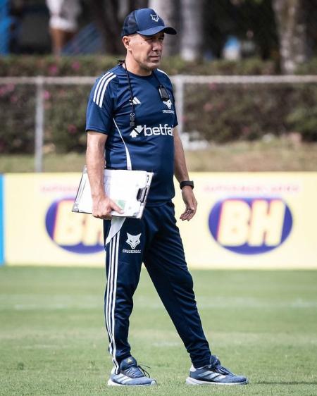Leonardo Jardim prepara o time para o confronto com o Palmeiras, atual líder do Campeonato Brasileiro