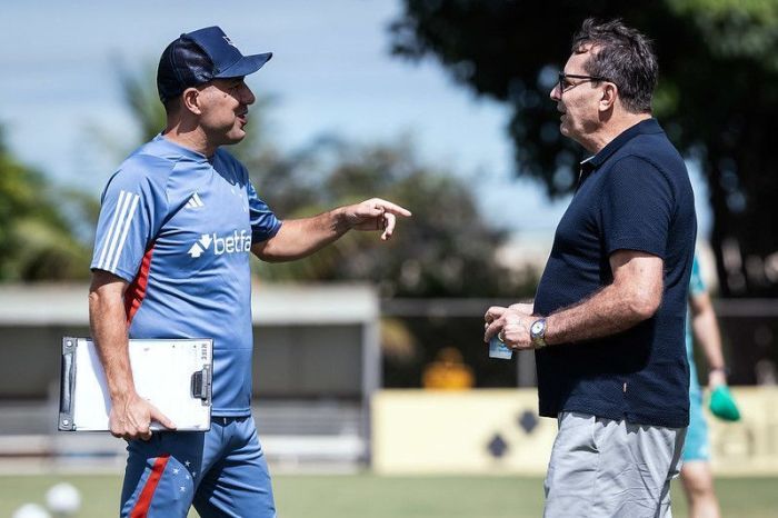 Leonardo Jardim, técnico do Cruzeiro, em conversa com Pedro Lourenço na Toca da Raposa II