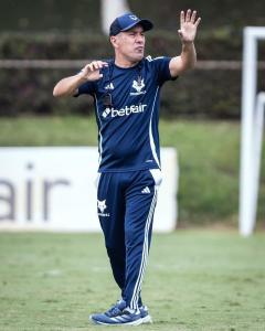 Leonardo Jardim tenta colocar o Cruzeiro na liderança do Brasileiro