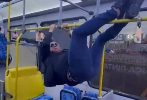 Sogro de Virgínia Fonseca, Leonardo se pendura e brinca ao pegar ônibus: ‘Fácil não’