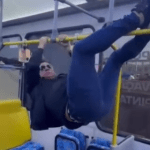 Sogro de Virgínia Fonseca, Leonardo se pendura e brinca ao pegar ônibus: ‘Fácil não’