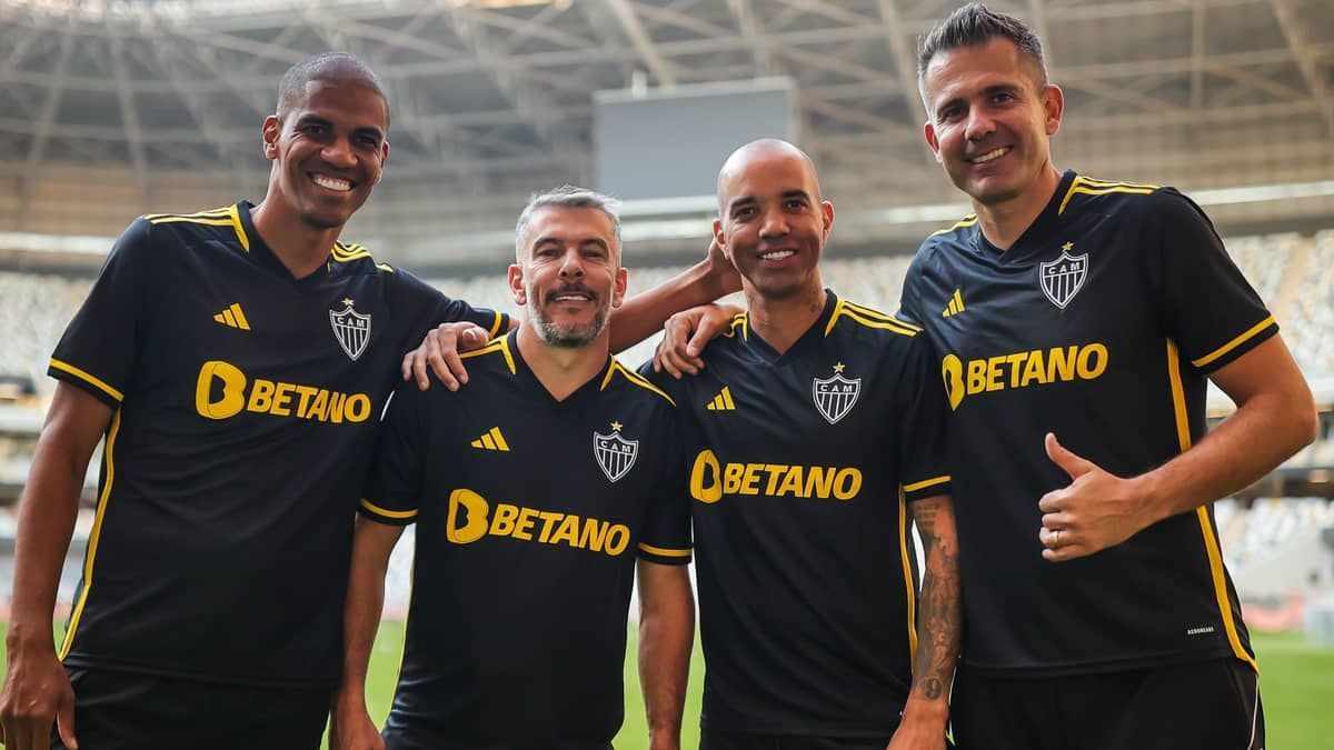 Preta, dourada e meio a meio: relembre outras camisas 3 do Atlético