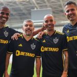 Preta, dourada e meio a meio: relembre outras camisas 3 do Atlético