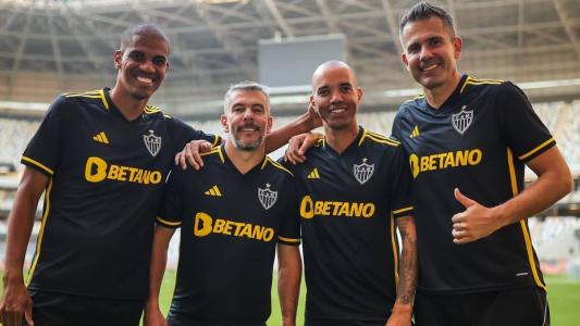 Leonardo Silva, Leandro Donizete, Diego Tardelli e Victor, ex-jogadores do Atlético em ação de lançamento da nova camisa