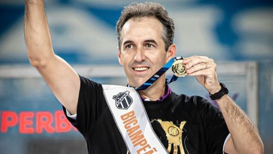 Técnico Léo Condé posa com medalha de campeão cearense de 2025