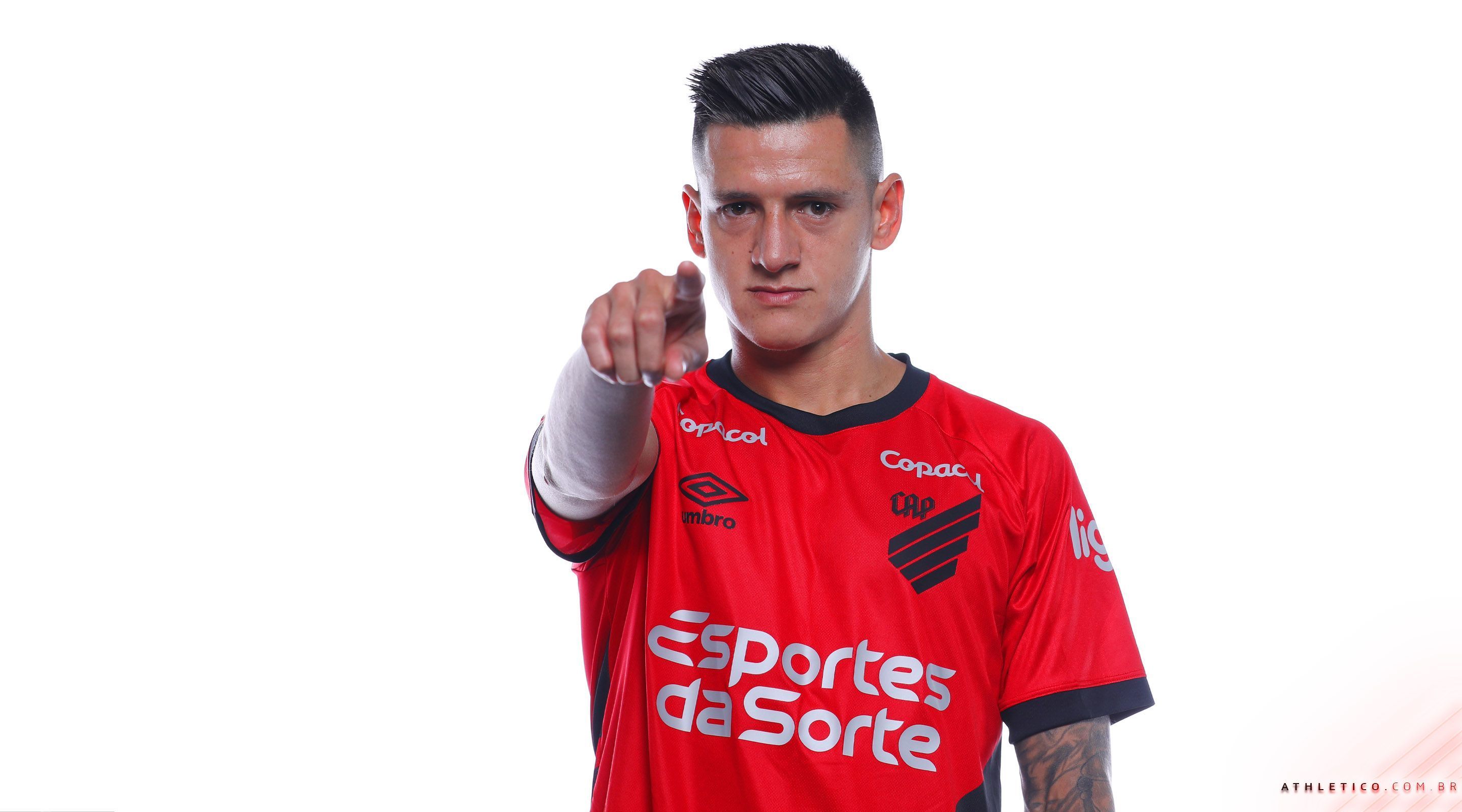 Athletico-PR oficializa contratação de lateral-direito argentino