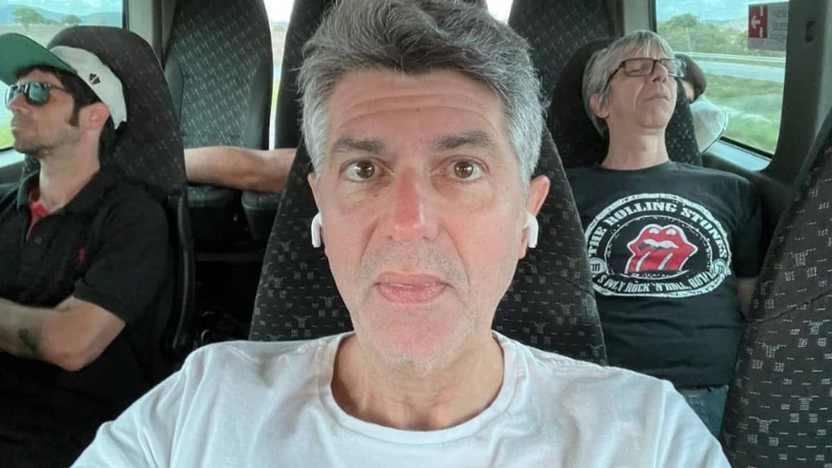 Cantor Leoni adia show em BH por 'motivos de saúde'