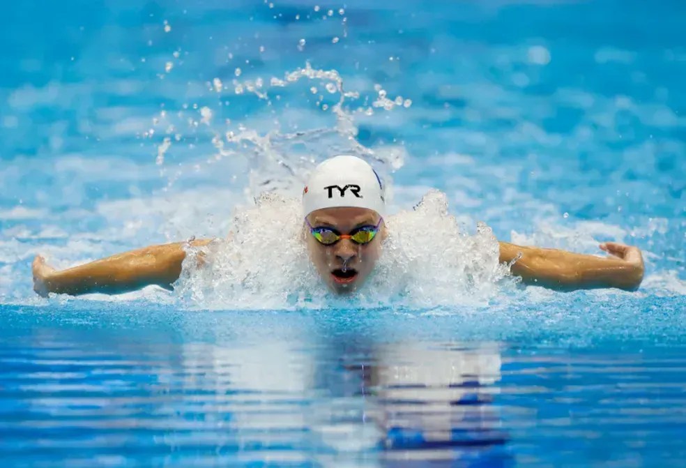 Quem é o francês que superou Michael Phelps e será estrela de Paris 2024