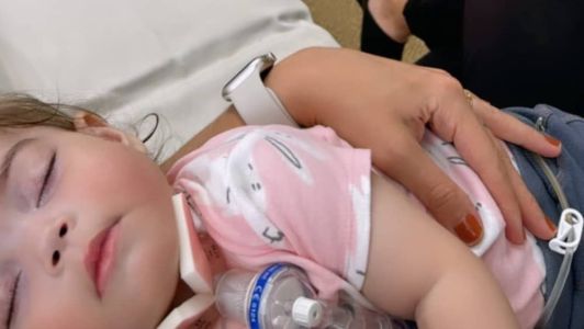 Letícia Cazarré postou foto segurando a filha no colo e fez desabafo