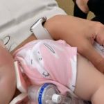 Esposa de Juliano Cazarré sobre estado de saúde da filha: ‘sempre um baque’