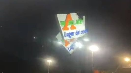 Letreiro do Assaí foi 'arrancado' pela ventania em Uruguaiana