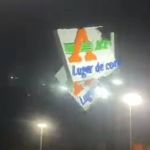 Vídeo: letreiro de supermercado é arrancado por rajada de vento no Rio Grande do Sul
