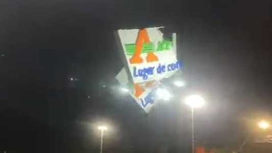 Letreiro do Assaí foi 'arrancado' pela ventania em Uruguaiana