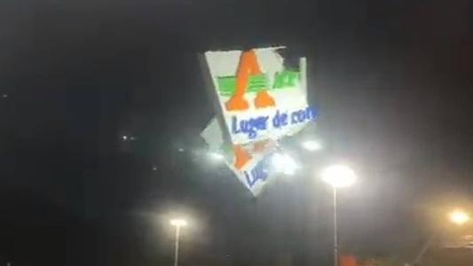Letreiro do Assaí foi 'arrancado' pela ventania em Uruguaiana