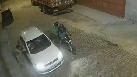 Letycia reotrnava de uma volta de carro com a tia e a mãe quando foi cercada